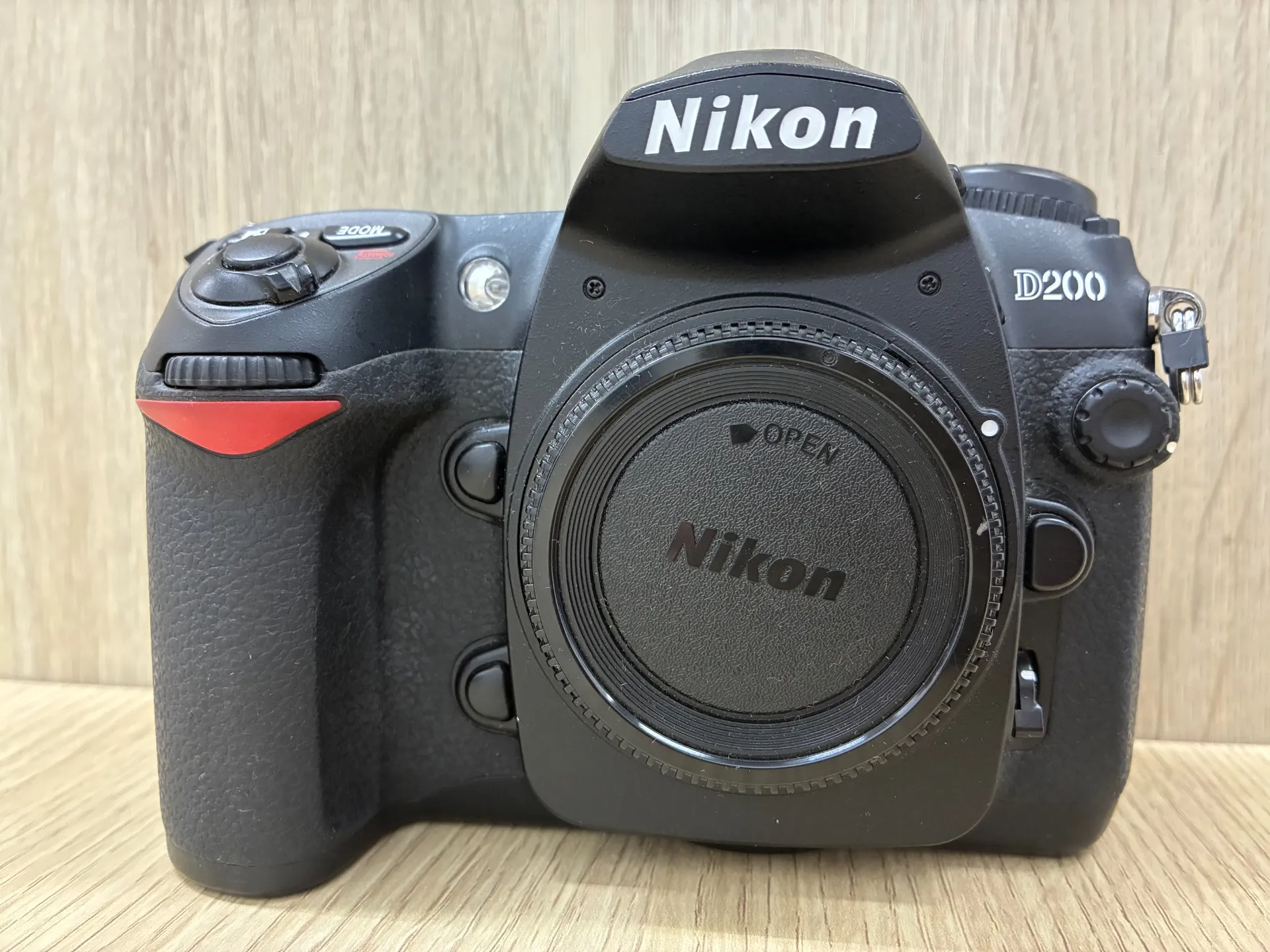 【入間市・カメラ買取】名機復活!ニコンの一眼レフ「D200」を出張買取!古いデジカメも大歓迎